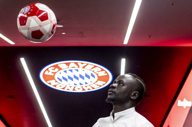 사디오 마네가 22일(현지시간) 바이에른 뮌헨과 계약하고 공식 기자회견을 마친 뒤 기술시범을 보여주고 있다. 뮌헨|EPA 연합뉴스