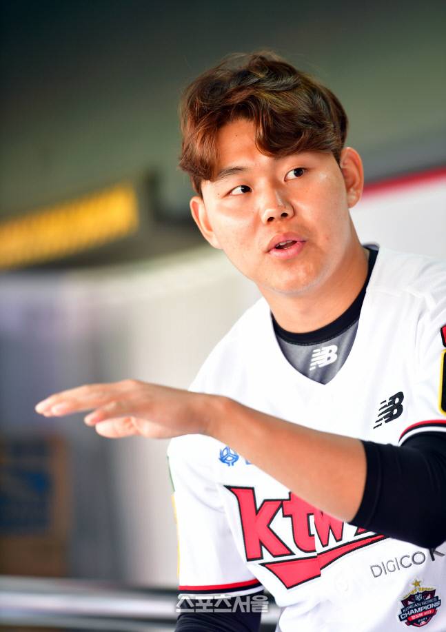 KT 소형준이 스포츠서울 창간 37주년 특집 인터뷰에서 투심 패스트볼을 던지게 된 계기를 설명하고 있다. 수원 | 강영조기자kanjo@sportsseoul.com