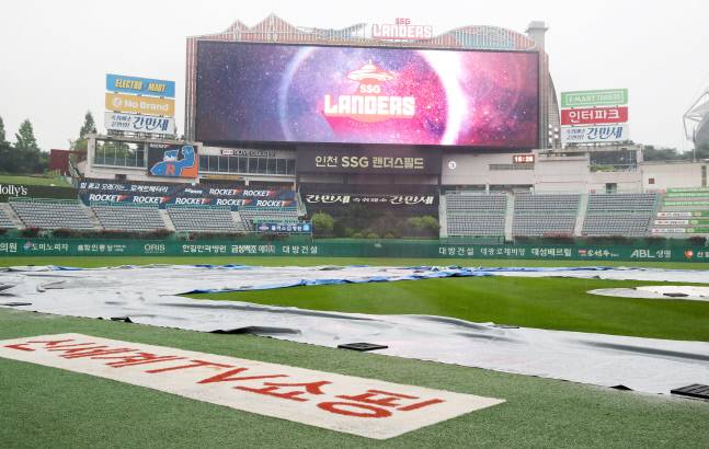 인천 SSG 랜더스필드 그라운드가 방수포로 덮여있다. 사진제공 | SSG 랜더스