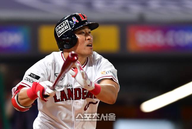 SSG 4번타자 한유섬이 22일 인천SSG랜더스필드에서 열린 2022프로야구 SSG랜더스와 두산베어스의 경기 7회말 1사 1루에서 3-3 균형을 깨는 우월2점홈런을 터트리고 있다. 강영조기자kanjo@sportsseoul.com