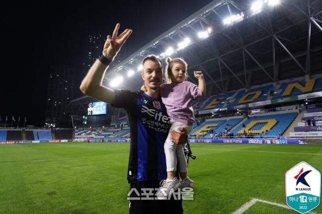 “인생에서 축구와 가족이 가장 소중하다”는 스테판 무고사(인천 유나이티드). 그가 지난 22일 밤 강원FC와의 2022 K리그1 17라운드 홈경기에서 해트트릭을 작성해 팀의 4-1 승리를 이끈 뒤 딸을 안고 V자를 그려보이고 있다. 한국프로축구연맹