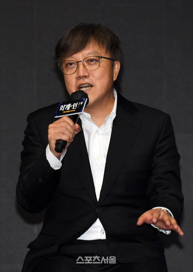 최동훈 감독이 23일 서울 영등포구 콘래드서울호텔에서 진행된 영화 ‘외계+인 1부’ 제작보고회에서 사회자의 질문에 답을 하고 있다. 2022. 6. 23. 박진업기자 upandup@sportsseoul.com