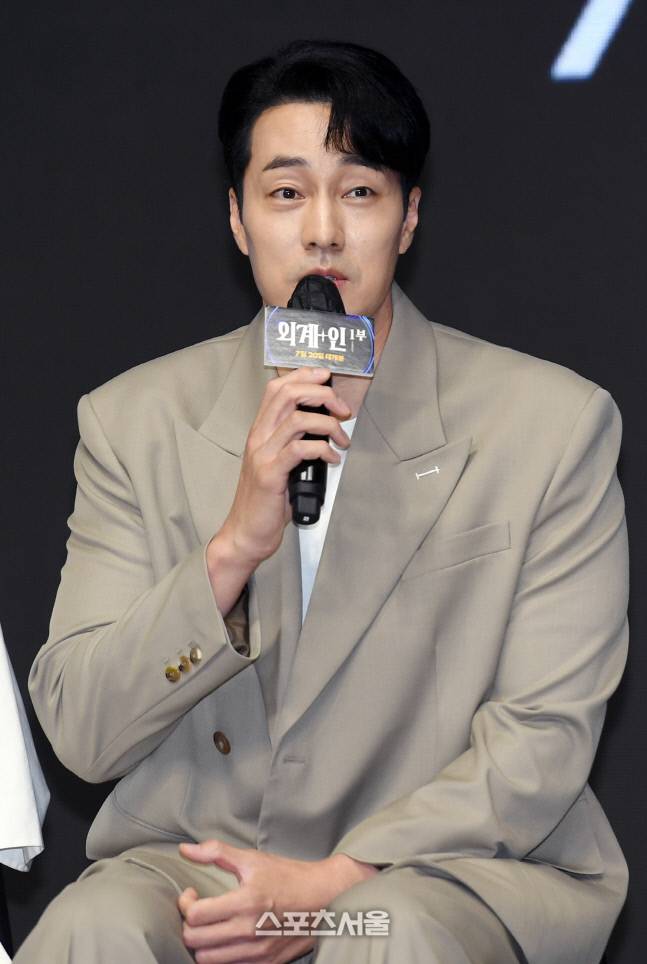 배우 소지섭이 23일 서울 영등포구 콘래드서울호텔에서 진행된 영화 ‘외계+인 1부’ 제작보고회에서 사회자의 질문에 답을 하고 있다. 2022. 6. 23. 박진업기자 upandup@sportsseoul.com