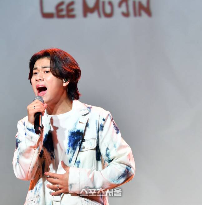 싱어송라이터 이무진이 23일 일지아트홀에서 첫번째 미니앨범 ‘Room Vol.1’ 쇼케이스를 열고 자신의 이야기를 펼쳤다. 타이틀곡 ‘참고사항’을 열창하는 이무진.‘Room Vol.1’은 이무진의 삶 속에서 느꼈던 이야기들과 그 후 하게 될 이야기들을 ‘자취방’이라는 모티브와 함께 담아내는 첫번째 앨범이다.2022.6.23.일지아트홀 | 강영조기자kanjo@sportsseoul.com