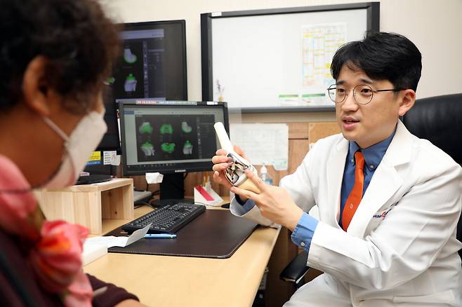 부평힘찬병원 김유근 원장이 관절염에 대해 설명하는 모습.