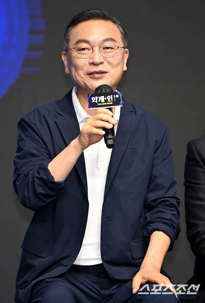 영화 '외계+인' 1부의 제작보고회가 23일 여의도 콘래드서울에서 열렸다. '외계+인' 1부는 고려 말 소문 속의 신검을 차지하려는 도사들과 2022년 인간의 몸 속에 수감된 외계인 죄수를 쫓는 이들 사이에 시간의 문이 열리며 펼쳐지는 이야기를 그린 영화다. 인사말을 하는 김의성의 모습. 허상욱 기자wook@sportschosun.com/2022.06.23/