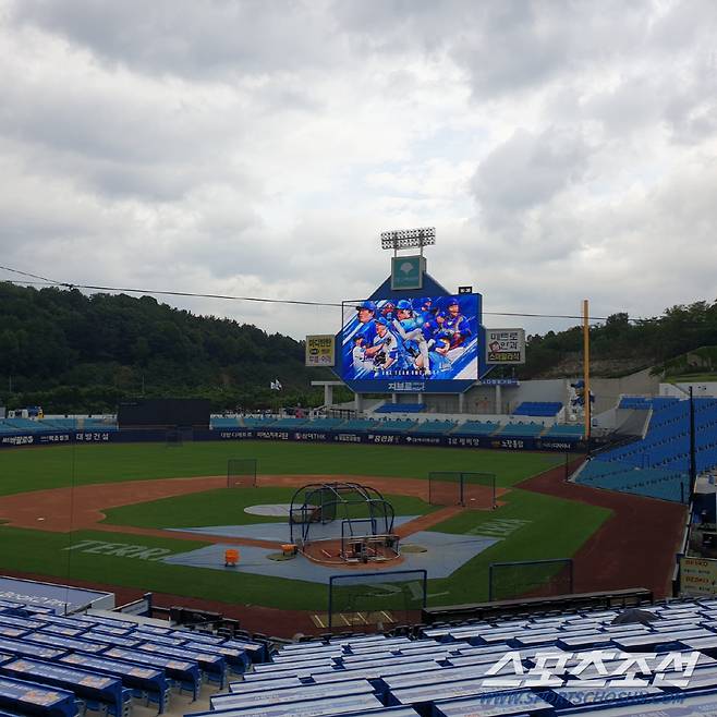 23일 오후 4시38분, 구름만 잔뜩 낀 대구 라이온즈파크. 연습이 한창일 시간에 그라운드는 텅 비어 있다. 원정팀 키움은 도착도 안했다. 대구=정현석 기자 hschung@sportschosun.com