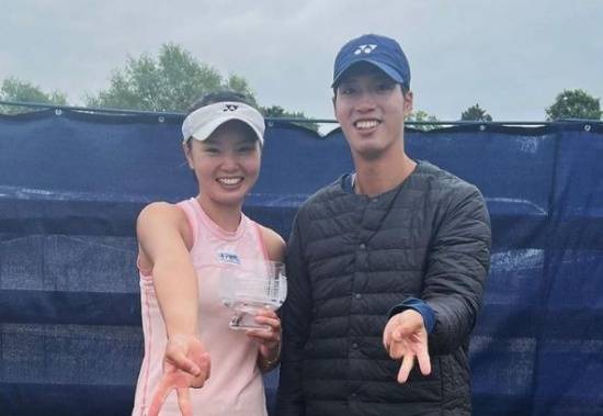 윔블던 본선 진출에 실패한 장수정(왼쪽)(사진=개인 SNS)