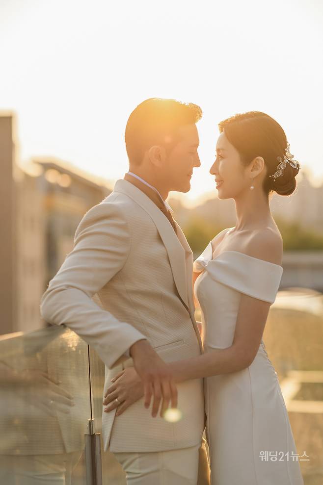 Credits&nbsp;: 인터뷰 조윤예,&nbsp;포토그래퍼 김정광(뮤아스튜디오),&nbsp;드레스 아이테오,&nbsp;슈트 스플렌디노,&nbsp;한복 규중칠우, 헤어 하이 메이크업 방선화 이가희(김청경),&nbsp;스타일리스트 정민경(퍼스트비주얼),&nbsp;웨딩디렉터 봉드(해피메리드컴퍼니),&nbsp;제품협찬 디바이디, 이로스타일,&nbsp;뱌슐, 소피아그레이스,&nbsp;플라워 쇼위플라워