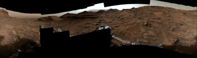 큐리오시티는 5월 22일 화성의 진흙이 풍부한 지역과 황산염이 풍부한 지역 사이를 이동하면서 총 133장의 사진을 촬영해 이 360도 파노라마 사진을 완성했다.(사진= NASA/JPL-칼텍/MSSS)
