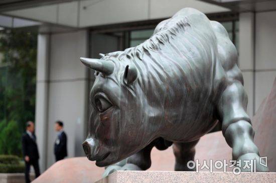 운전기사와 임직원에게 폭언한 녹취가 공개돼 물의를 일으킨 권용원 금융투자협회장이 6일 숨진 채 발견됐다. 경찰은 권 회장이 스스로 극단적인 선택을 한 것으로 추정하고 있다. 사진은 이날 서울 영등포구 한국금융투자협회. /문호남 기자 munonam@