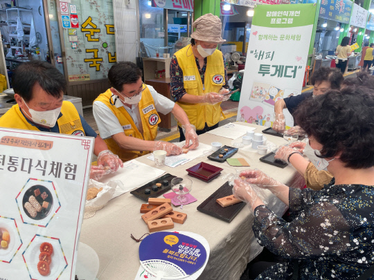 지난 22일 역전 한마음 시장에서 열린 '2022 안녕 충북! 자원봉사 릴레이'에서 자원봉사 단체들이 재능 나눔 활동을 펼치고 있다. 사진=제천시 제공.
