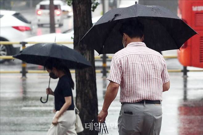장마가 시작된 23일 서울 중구의 한 거리에서 우산을 쓴 시민들이 길을 지나고 있다. ⓒ데일리안 홍금표 기자