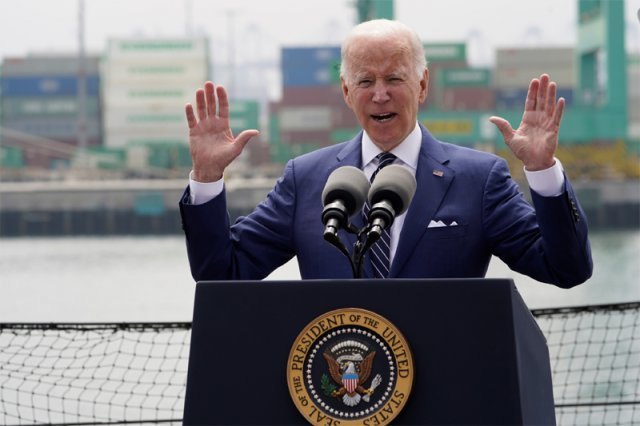 10일 조 바이든 미국 대통령이 미국 로스앤젤레스 항구에서 글로벌 인플레이션과 공급망 위기 해결 방안에 대해 연설하고 있다. 로스앤젤레스=AP 뉴시스
