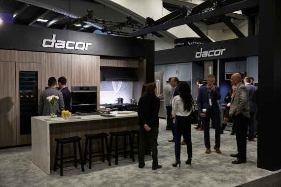 미국 샌프란시스코 모스콘 센터에서 개최된 글로벌 주택·건축박람회 '2022 PCBC' 삼성전자 부스에서 전시 관람객들이 데이코 가전 제품들을 살펴보고 있다. 삼성전자 제공
