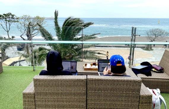 제주에서 일하고 스타트업 업스테이지 개발자들이 워케이션 근무제를 활용해 제주도에서 근무하고 있다.