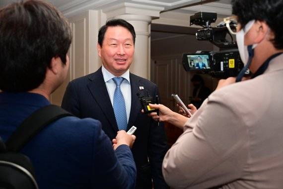 2030년 세계박람회 부산 유치를 위해 선거운동에 나선 최태원 대한상의 회장이 20일(현지시간) 프랑스 파리 인터콘티넨탈 호텔에서 취재진을 만나 인터뷰하고 있다. 총리실 제공