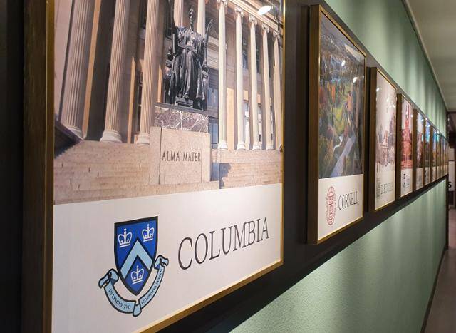 서울 강남의 유학원 내부에 미국 명문대 사진이 줄지어 걸려 있다. 사진은 기사 내용과 관계 없음. 이정원 기자