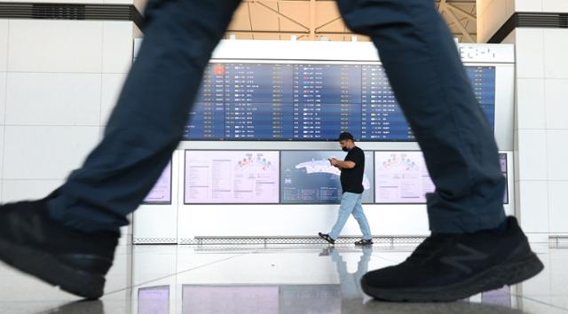 인천국제공항 제1여객터미널 출국장 전경. 정부는 외국인이 집을 살 땐 자금조달계획서 제출을 의무화하는 방안과 불법행위가 적발된 외국인에 대해선 출입국을 아예 제한하는 방안도 검토하기로 했다. 연합뉴스