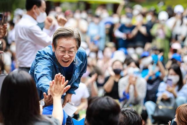 더불어민주당 이재명 상임고문이 지난 18일 인천시 계양구 계양산 야외공연장에서 열린 '이재명과 위로걸음' 행사에서 지지자들에게 인사하고 있다. 연합뉴스