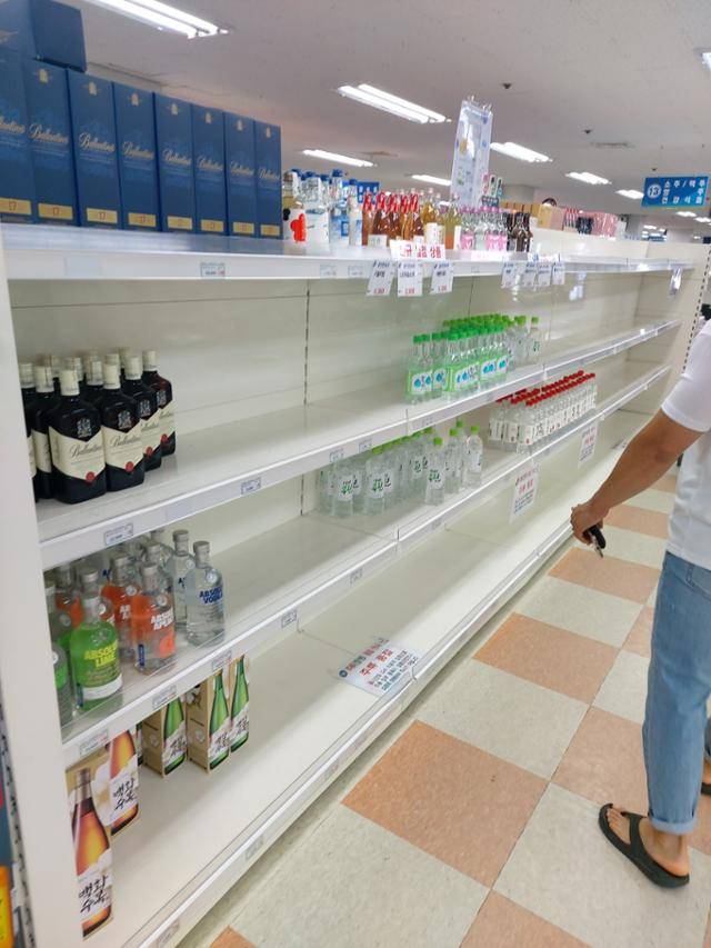 22일 오전 대전 유성 자운대 쇼핑타운 내 군 마트의 주류 진열대에 소주와 양주만 일부 남아 있다. 개점한 지 한 시간도 지나지 않아 맥주는 동이 나 보이지 않는다. 대전= 최두선 기자