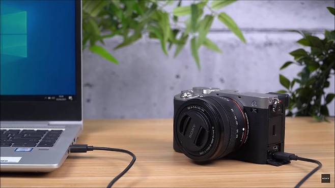 디지털 카메라의 펌웨어를 업데이트하는 모습. 출처 = 소니