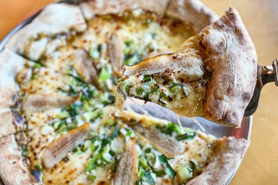 강화에서는 밴댕이 피자도 맛볼 수 있다. 멸치로 만든 유럽의 앤초비 피자 못지않게 맛있다.