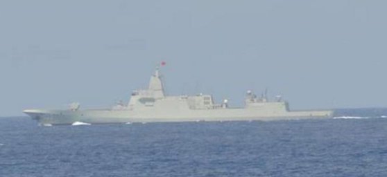 지난해 3월 취역한 중국 해군 1만톤급 최신 구축함인 라싸함(선체번호 102)이 21일 일본 도쿄도 남부 이즈 제도를 통과해 서진하고 있다. [사진=일본 방위성]