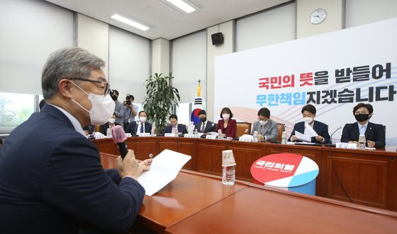 국민의힘 최재형 혁신위원장이 23일 오전 서울 국회에서 열린 최고위원회의에서 혁신위 운영에 대한 제안 설명을 하고 있다. 김경록 기자