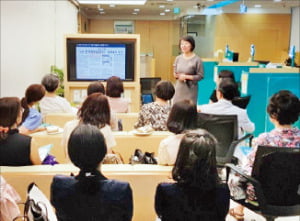하나은행이 서울 압구정PB센터에서 연 신탁 설명회에서 참가자들이 기부신탁을 포함한 신탁상품 관련 설명을 듣고 있다.  하나은행  제공