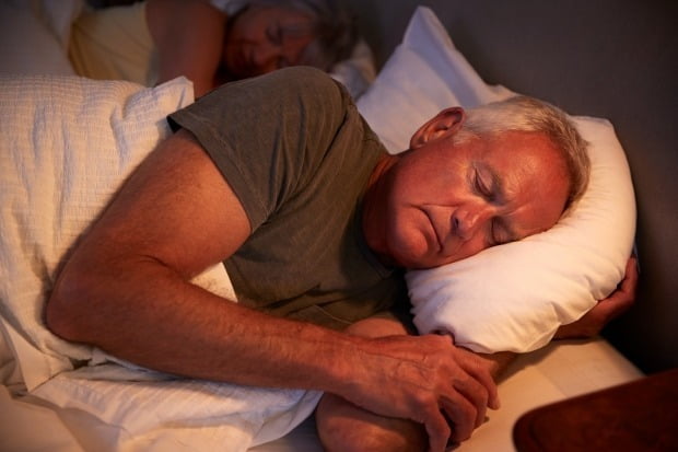 노년층이 수면 중 빛에 노출될수록 당뇨병, 비만, 고혈압 발병률과 상관관계가 있는 것으로 나타났다. /사진은 기사와 무관함. 게티이미지뱅크