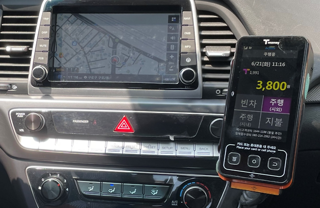 서울시가 연말까지 서울의 모든 택시에 GPS(위성항법장치)로 실제 위치와 실시간 이동 거리에 따라 요금을 계산하는 앱 미터기를 도입한다. 서울시 제공