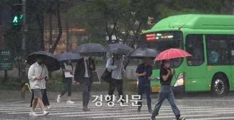 23일 오후 장맛비가 내리자 서울 서대문구 미근동의 한 횡단보도에서 퇴근길 시민들이 발걸음을 재촉하고 있다.|연합뉴스 제공