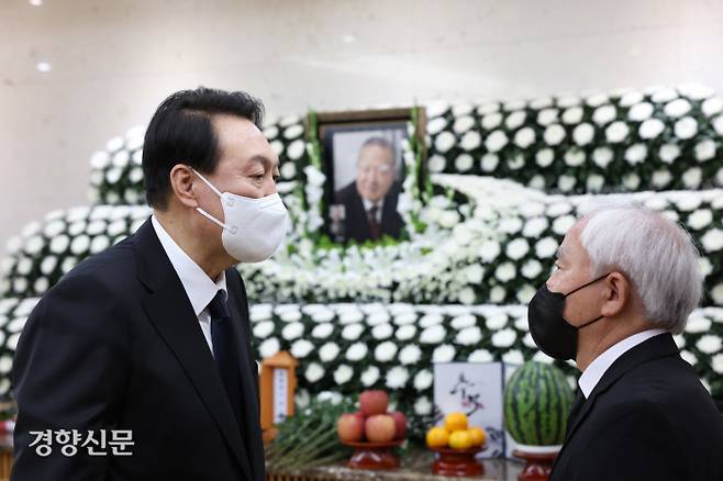 윤석열 대통령(왼쪽)이 23일 송파구 서울아산병원에 마련된 조순 전 경제부총리의 빈소를 찾아 조문하고 있다. 대통령실 제공