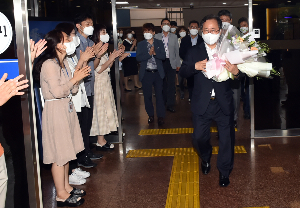 23일 오전 김석준 부산시교육감이 직원들의 배웅을 받으며 청사를 떠나고 있다. 교육청 제공