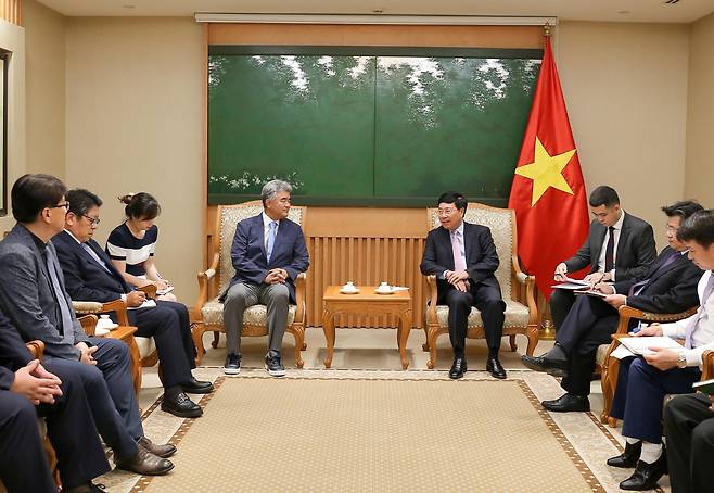 Jungheung Group Vice Chairman Jung Won-ju (center left), meets with Vietnamese Deputy Prime Minister Pham Binh Minh (center right), on Wednesday to discuss Daewoo E&C’s business projects and investment plans. (Daewoo E&C)