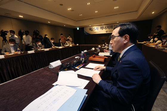 Minister of Trade, Industry and Energy Lee Chang-yang, right, heads the first Energy Commission meeting of the Yoon Suk-yeol government at Plaza Hotel in Seoul on Thursday. [YONHAP]
