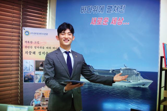 김도현 ㈜현대크루즈관광 총괄지점장이 22일 서울 마포구 사무실에서 지중해 4개국 성지순례 크루즈 관광여행에 대해 설명하고 있다.