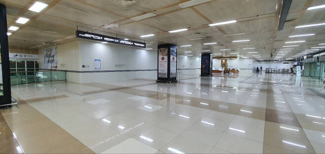 23일 김포국제공항 국제선 여객터미널 1층에 내부 리모델링 공사를 위한 칸막이가 처져있다.
[지홍구 기자]