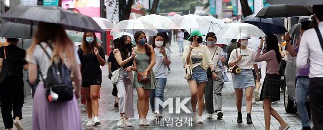 장마가 시작된 23일 서울 중구 명동거리의 시민들이 우산을 쓰고 걷고있다.