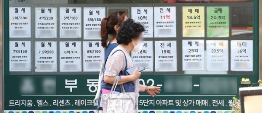 사진은 21일 서울 시내의 한 공인중개사 사무소에 부동산 매물정보가 붙어 있는 모습. 2022.6.21/뉴스1