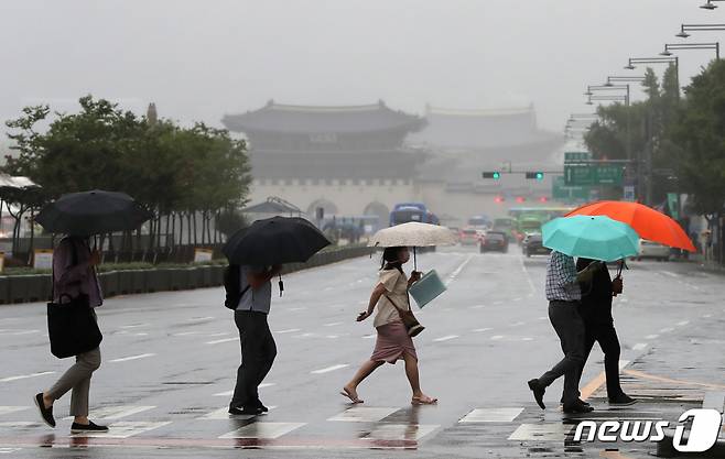 2020년 7월 20일 오전 서울 광화문네거리에서 장맛비에 우산을 쓴 시민들이 발걸음을 옮기고 있다. /사진=뉴스1