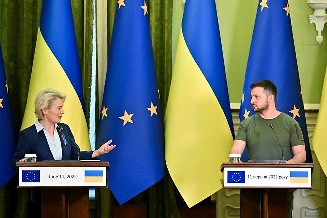 우르줄라 폰 데어 라이엔 EU 집행위원장(왼쪽)과 볼로디미르 젤렌스키 우크라이나 대통령/AFPBBNews=뉴스1