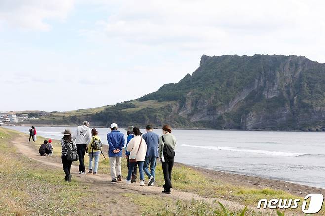 제주 서귀포시 성산읍 성산일출봉 인근 제주올레 1코스(사진은 기사와 무관)/사진=뉴스1