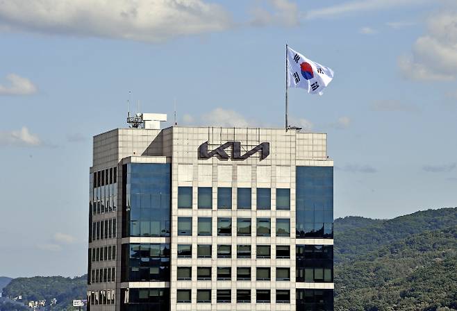 법원이 기아 화성공장을 점거했던 비정규 노조 간부 등에게 기아에 1.7억을 배상하라는 판결을 내렸다. 사진은 서울 양재동 기아 사옥. /사진=기아