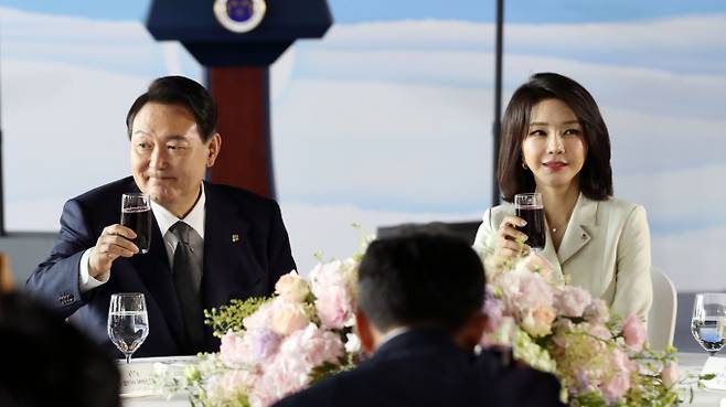 김건희 여사가 윤석열 대통령의 나토 정상회의 참석 일정에 동행할 지에 관심이 주목된다. 사진은 윤 대통령과 김 여사가 지난 17일 서울 용산구 전쟁기념관에서 열린 국가유공자 및 보훈가족 초청 오찬에서 강길자 전몰군경미망인회장의 건배제의에 따라 건배하는 모습. /사진=뉴시스