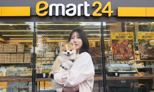 최근 반려동물과 함께하는 사람들이 크게 늘어나고 있는 가운데 이마트24가 반려견 등록 서비스를 오픈했다. /사진=이마트24