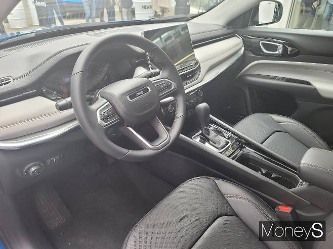 지프가 부분변경 모델인 프리미엄 컴팩트 SUV '뉴 컴패스'를 23일 국내에 공식 출시했다. /사진=김창성 기자