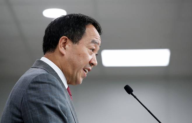 대통령실이 국민의 목소리를 윤석열 대통령이 직접 듣는 '국민제안코너'를 공개했다. 사진은 강승규 시민사회수석이 23일 서울 용산 대통령실 청사에서 대통령실 홈페이지 소통창구 '국민제안' 관련 브리핑을 하는 모습. /사진=뉴시스