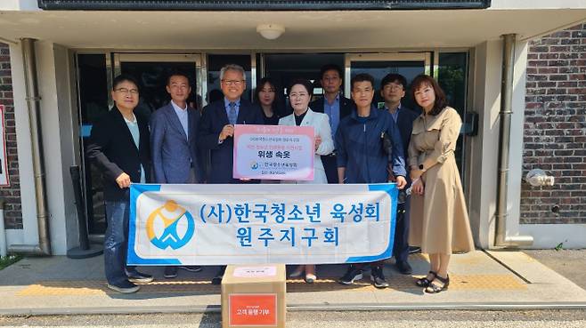 단색이 지난 5월 24일 (사)한국청소년육성회 원주지구회(회장:신예섬)에 490만 원 상당의 위생속옷을 기부했다.  (단색 제공)